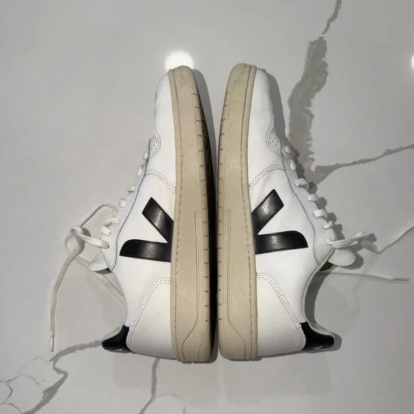 Veja White and black leather sneakers - Picture 2 of 9